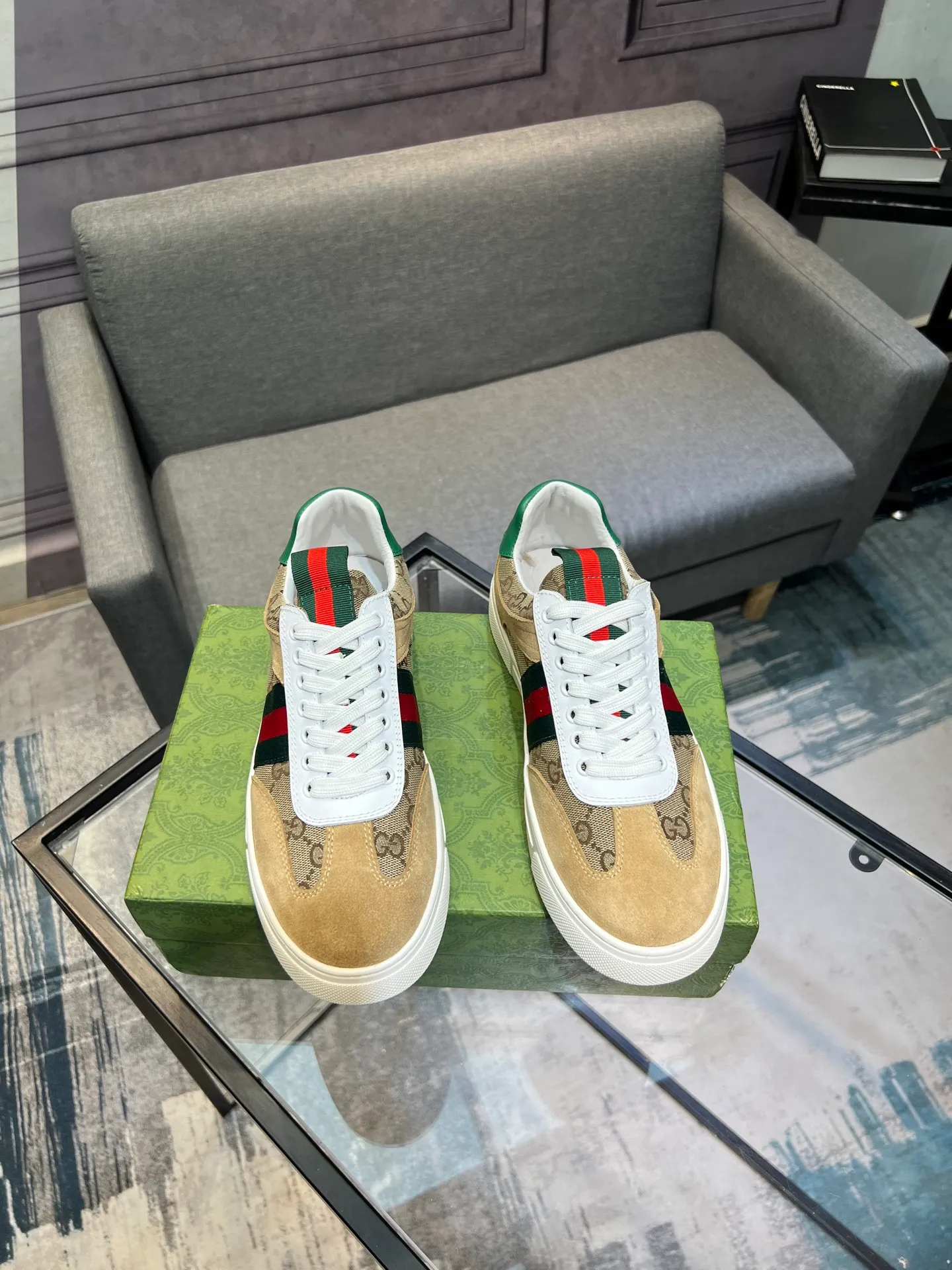 Men's Men's Shoes 💰440 Gucci Gucci's latest trendy shoes and casual shoes are popular in physical stores, new spring and summer comfortable imported custom original cowhide, unique jacquard fabric element design. With sheepskin lining, original bottom, 💪 details determine quality, you can enter and leave the counter at will, welcome to compare🇮🇹, code number 38-44 (45 customized)